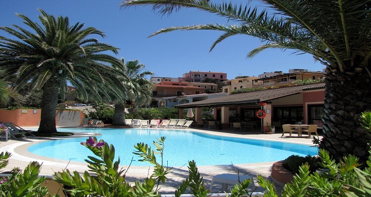 Der Pool des Hotel Corallaro