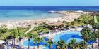 Der Pool und der Strand am Hotel Mediterraneo