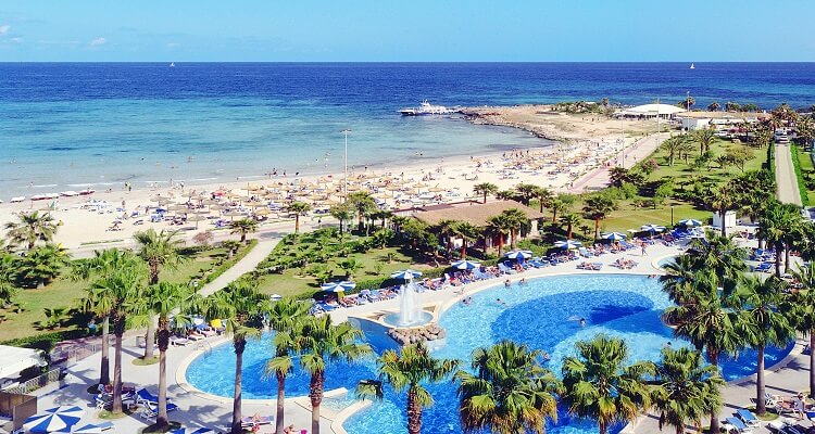 Der Pool und der Strand am Hotel Mediterraneo