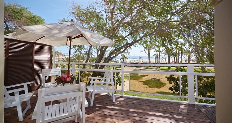 Auf der Terrasse des Hotels lässt sich Ihr Singleurlaub bestens aushalten