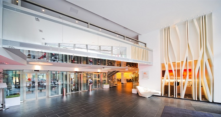 Der Eingangsbereich des Radisson Elizabete Hotels in Lettland