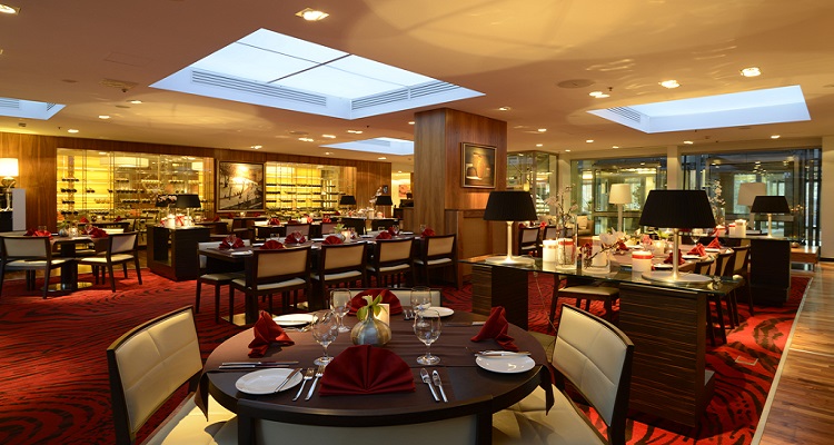 Der Speisesaal des Radisson Elizabete in Riga ist sehr modern und schick eingerichtet
