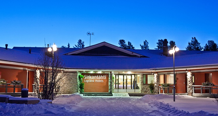 Die Außenansicht des Sirkantahti Hotel in Lappland