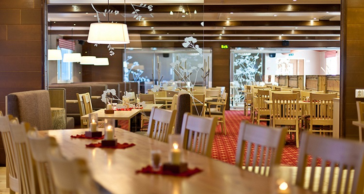 Das Restaurant des Hotels in Lappland ist gemütlich eingerichtet