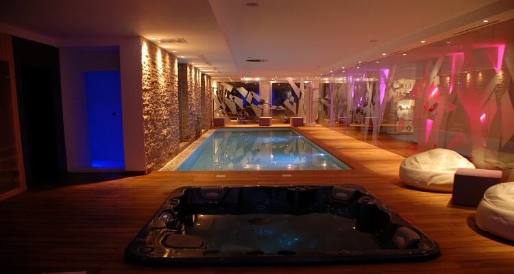 Das Schwimmbad im Hotel Tenatu Pilastru