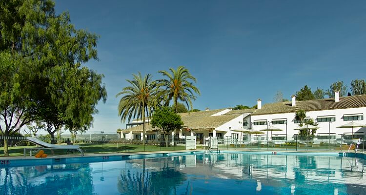 Die große Pool-Anlage des Parador Hotels in Malaga