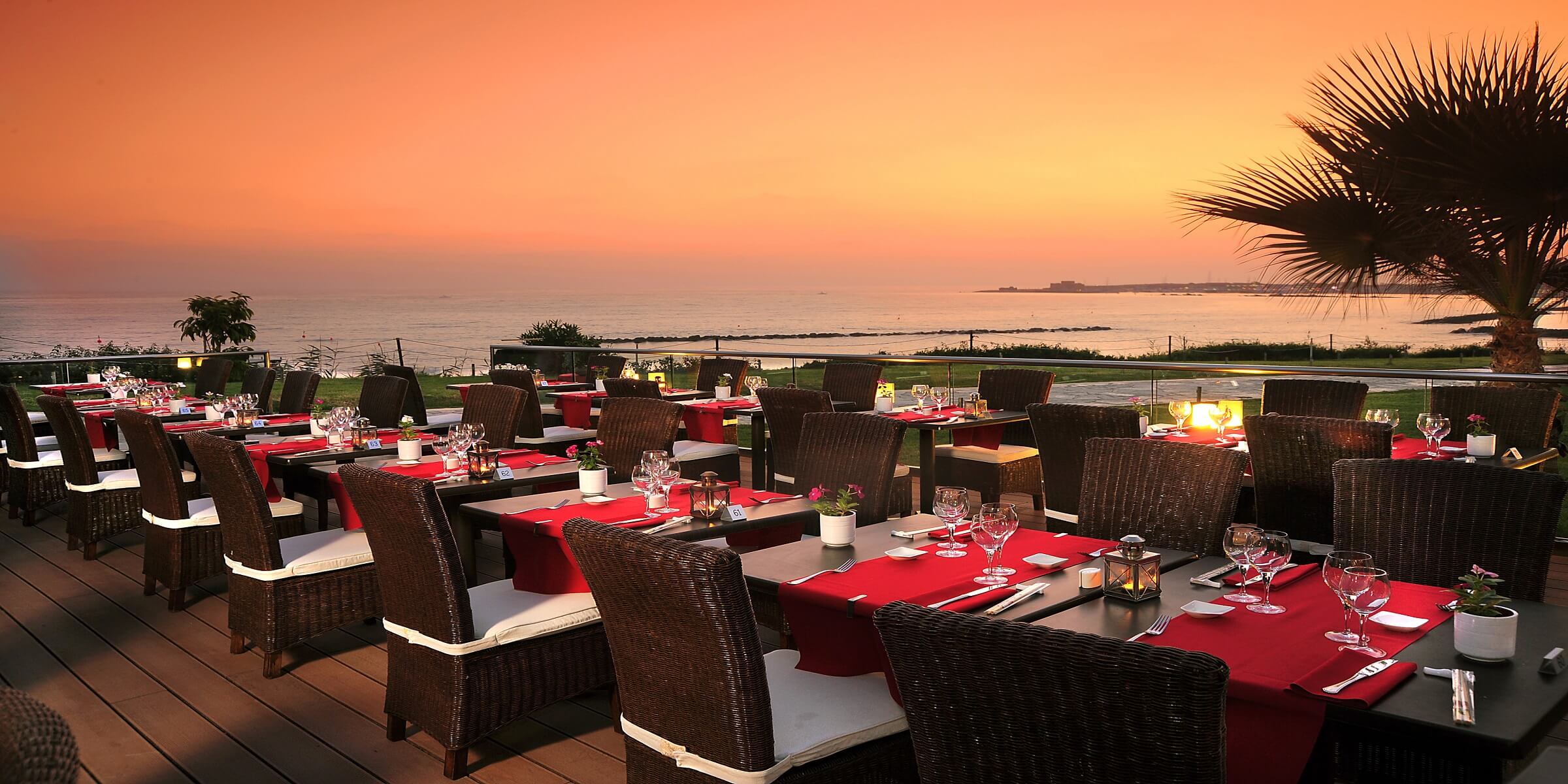 Auf Zypern können Sie direkt am Meer Ihr Abendessen genießen