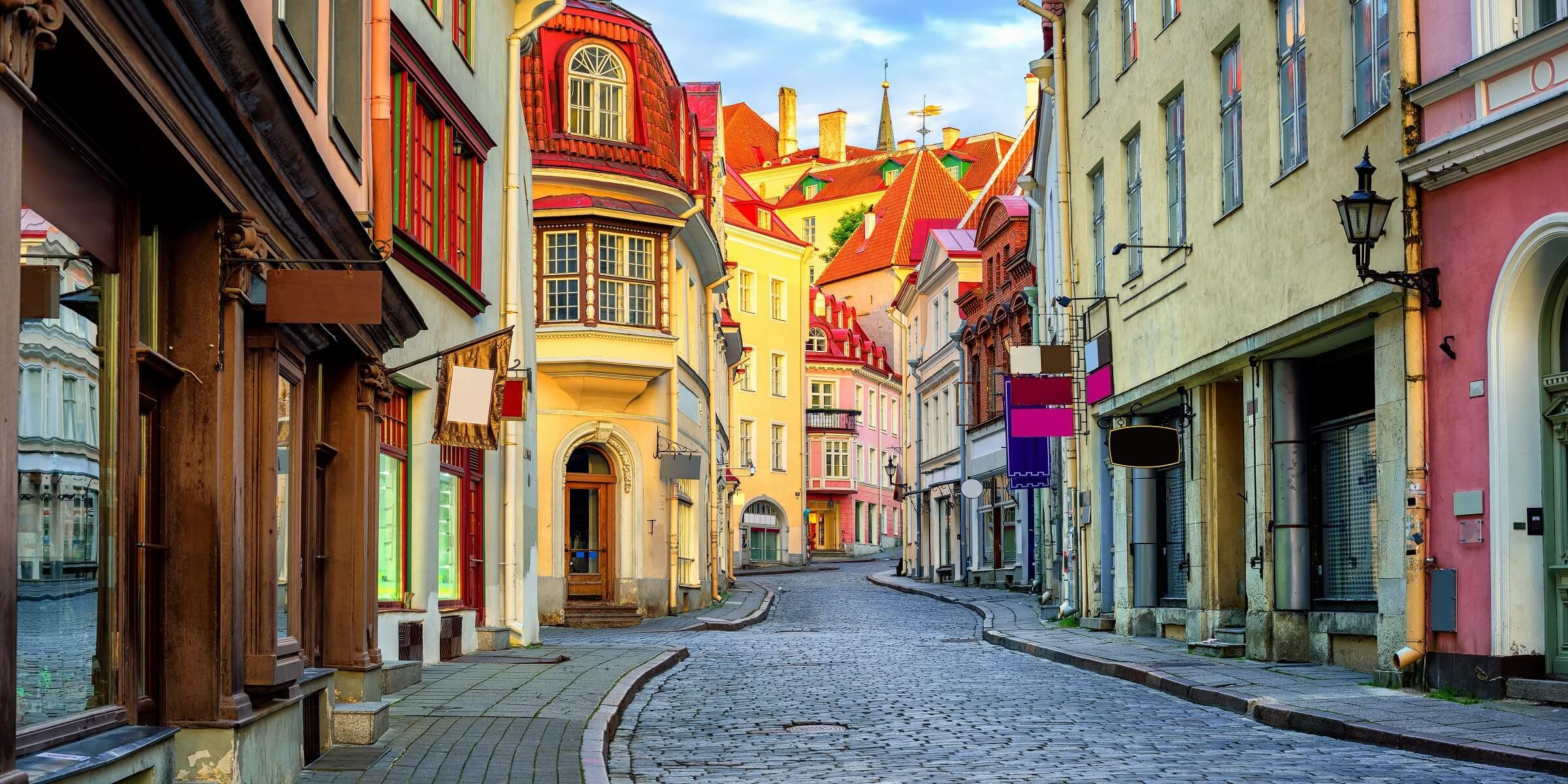 Bunte Straßen in Tallin laden zum Kaffee trinken oder Bummeln ein