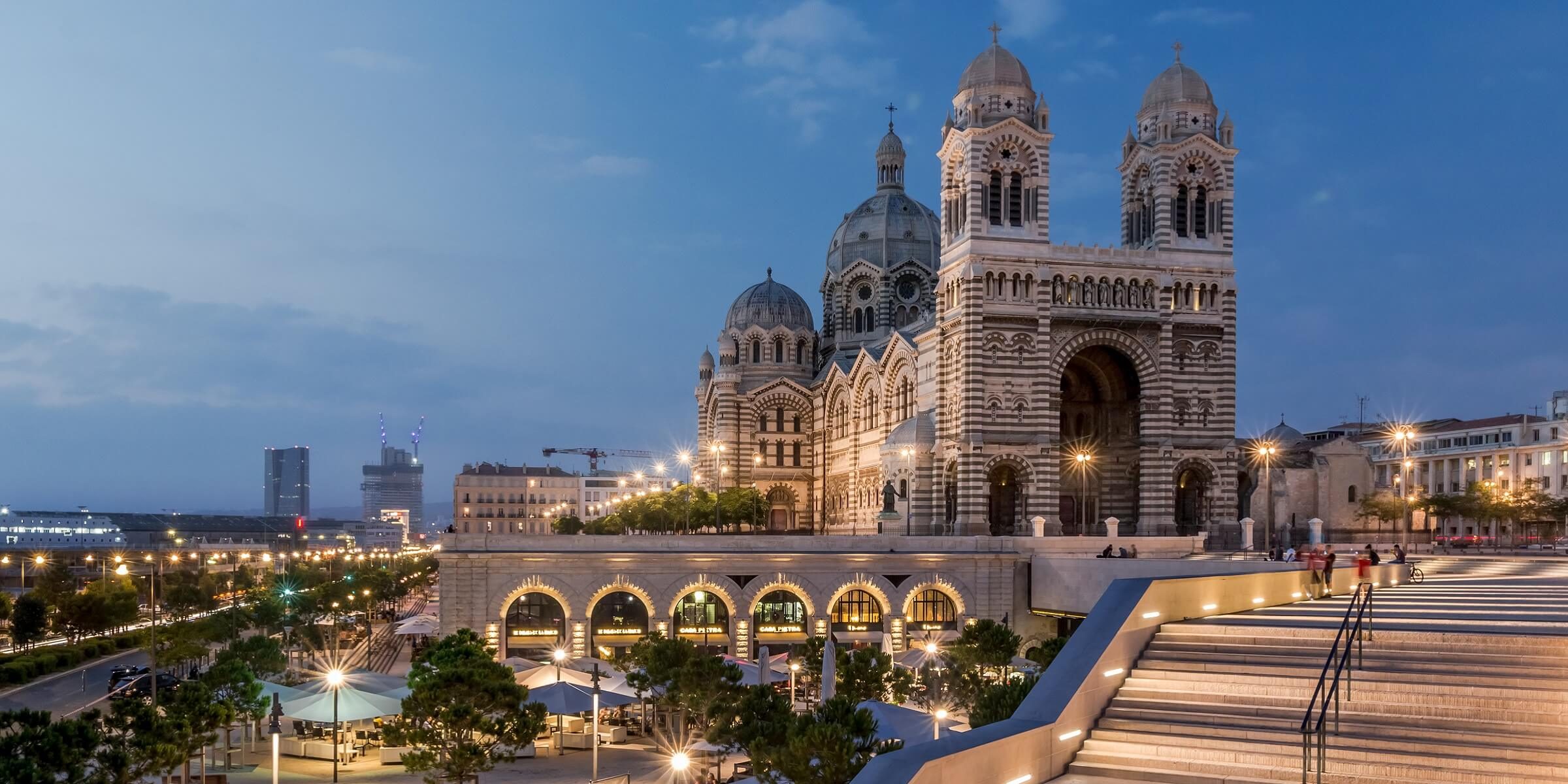 Die Kathedrale von Marseille hat in abendlicher Stimmung eine prächtige Wirkung