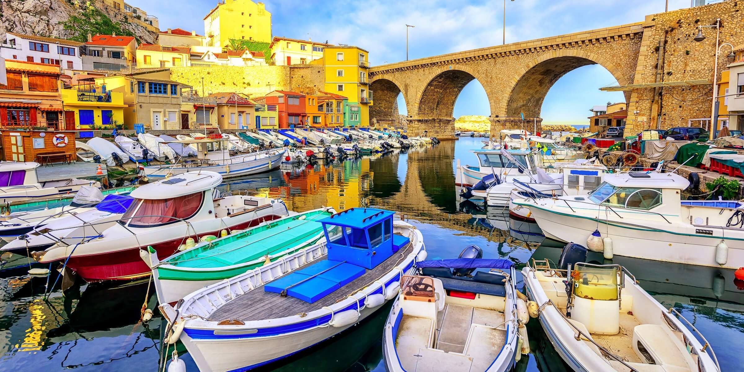 In Marseille werden Sie ganz viele kleine Boote am Hafen sehen