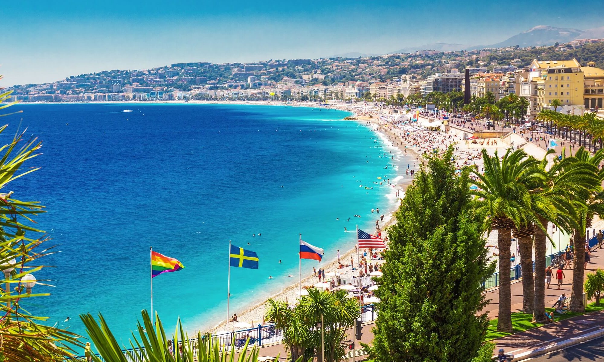 Ein Panoramabild über die Promenade des Anglais in Nizza