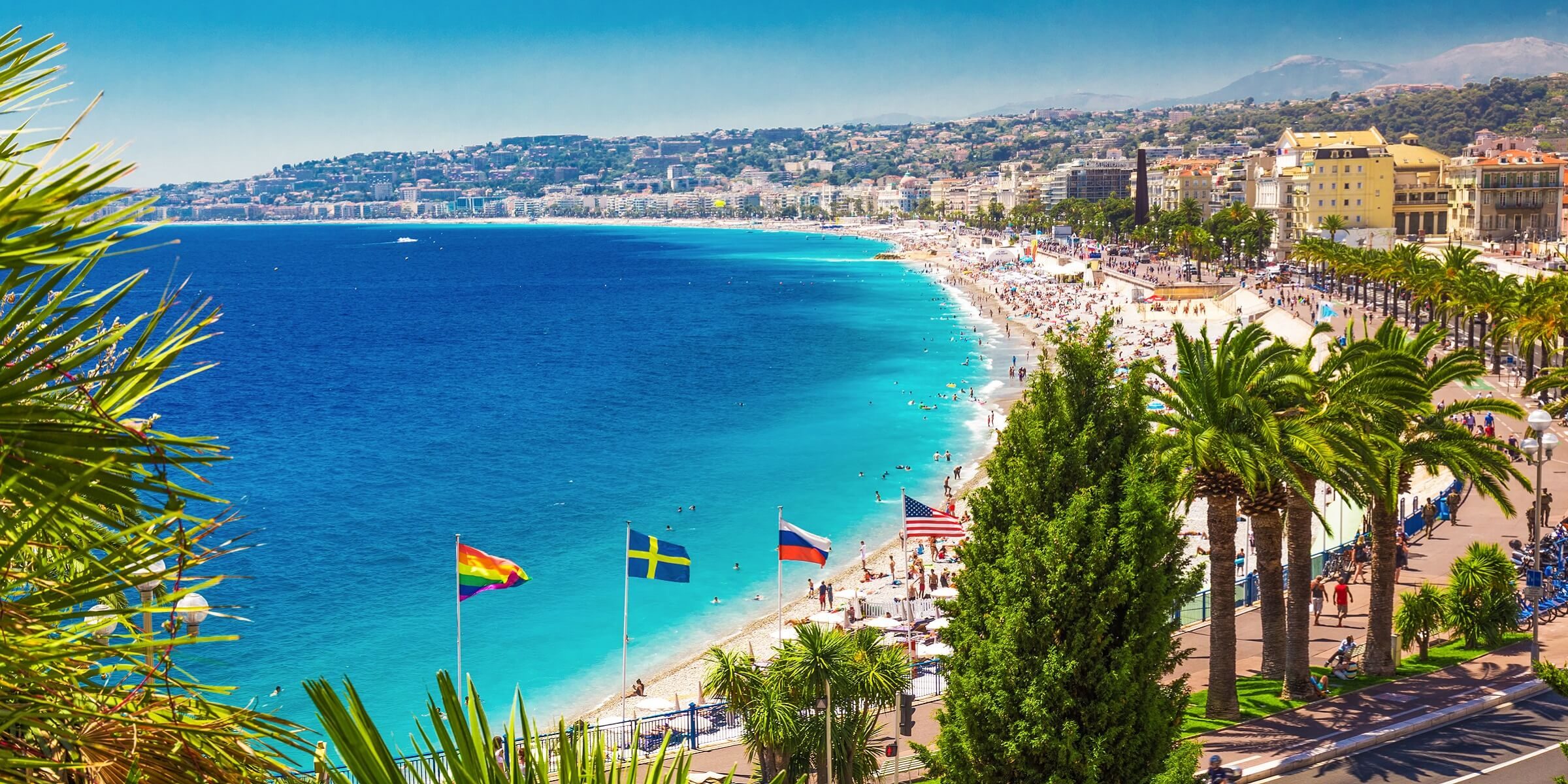 Ein Panoramabild über die Promenade des Anglais in Nizza