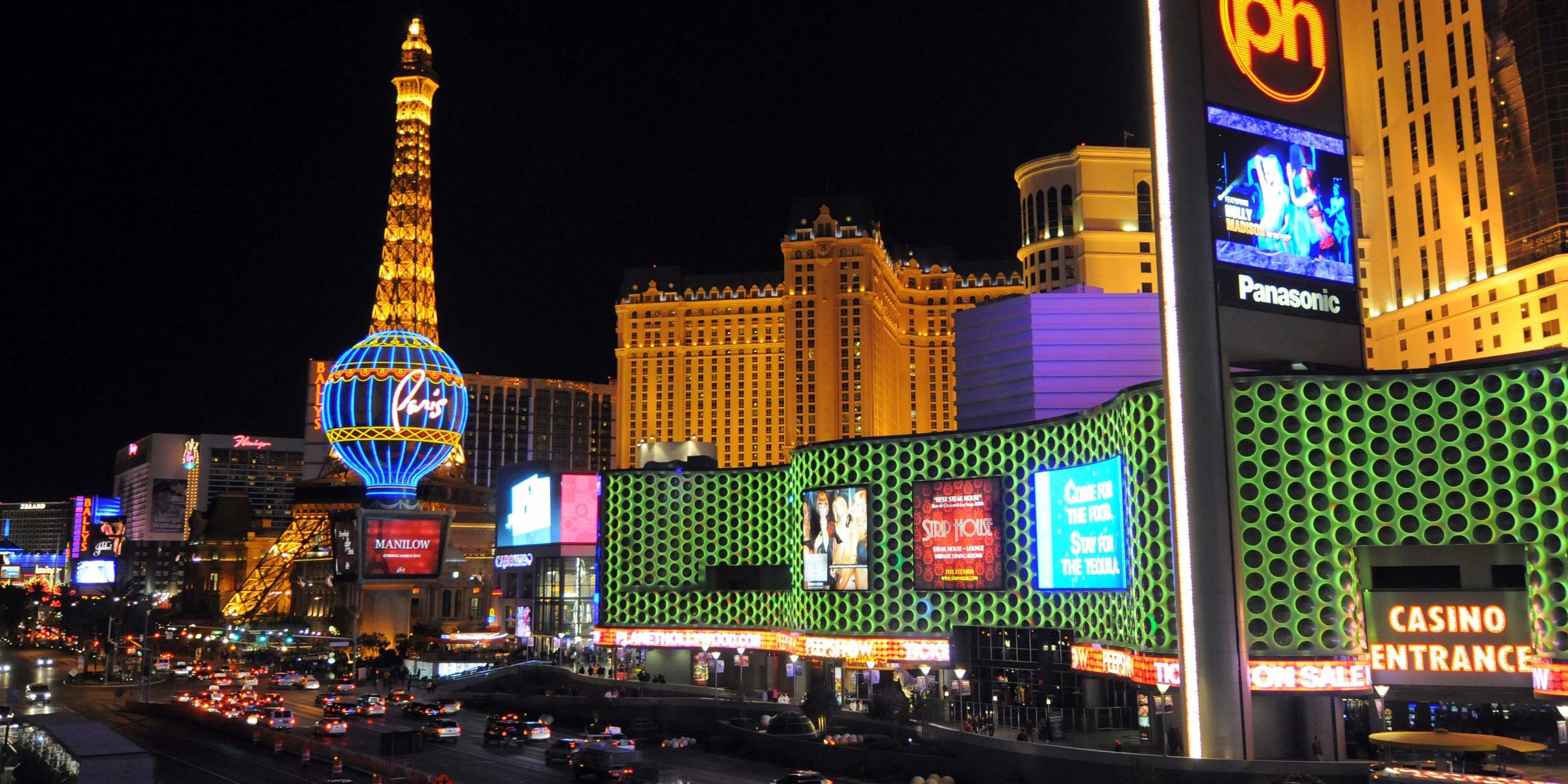 Das Stadtzenturm des Strips in Las Vegas erstrahlt nachts in all möglichen Farben