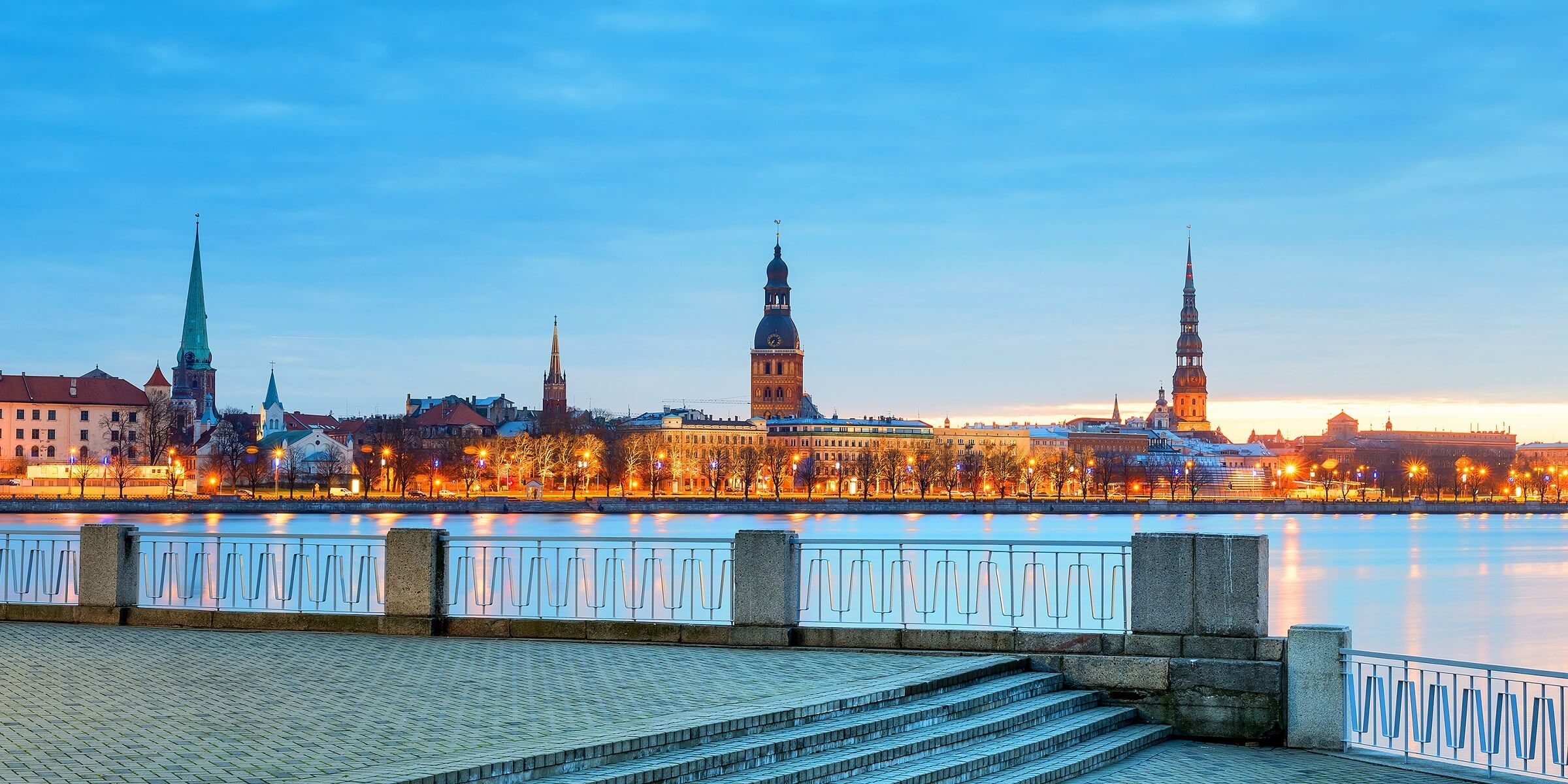 Spazieren Sie durch Riga in abendlicher Dämmerung