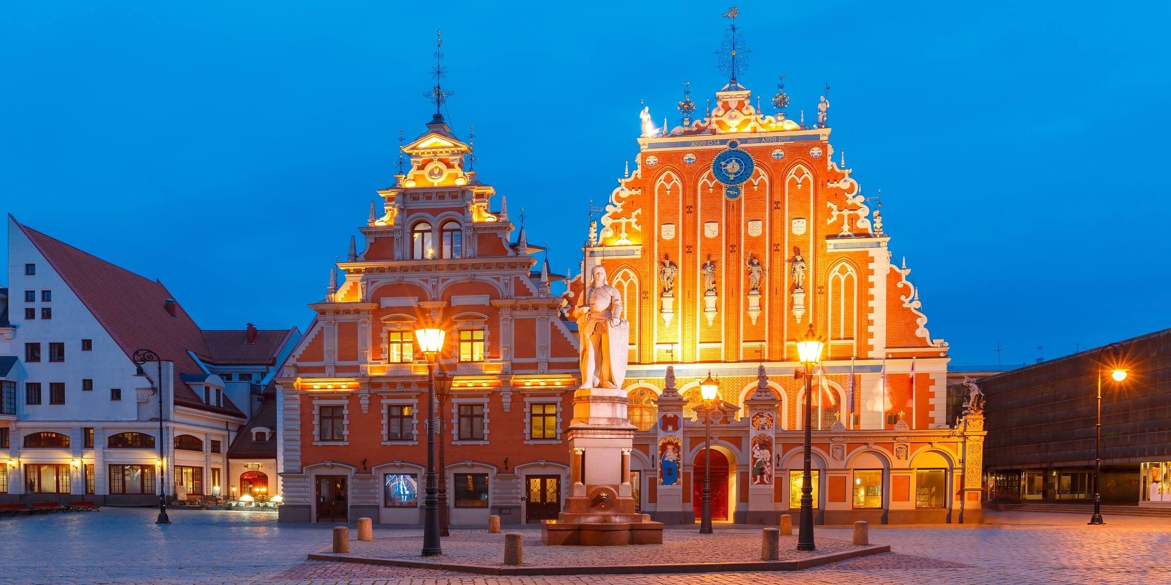 Der Rathausplatz mit Haus der Blackheads in Lettland