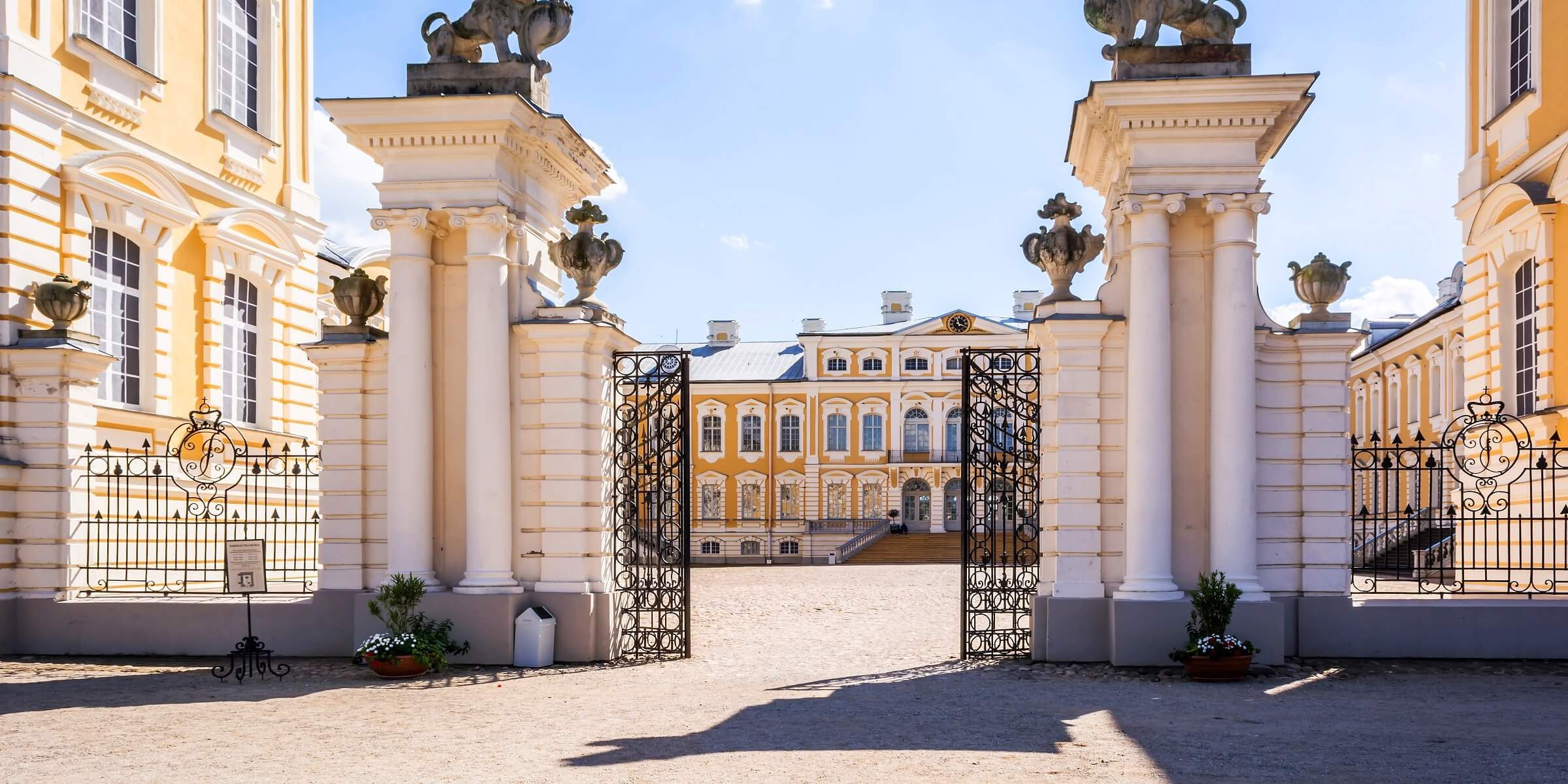 Auf der Singlereise ins Baltikum werden Sie das Schloss Rundake in Lettland besichtigen