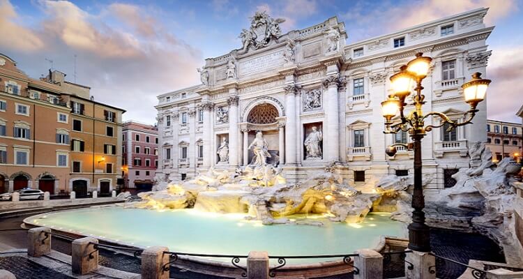 Wünsche sollen nach Mythen hier am Brunnen Fontana di Trevi in Rom in Erfüllung gehen