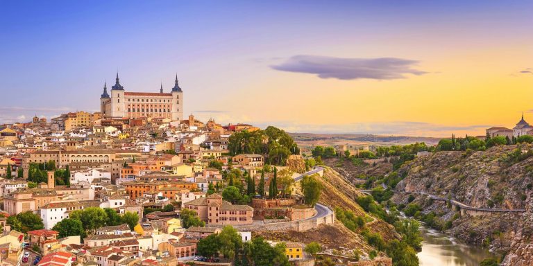 Blick auf die Stadt Toledo in Kastilien über dem Fluss Rio Tajo