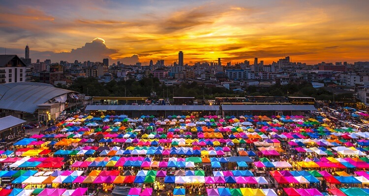 Erleben Sie den einzigartigen Nachtmarkt in Bangkok