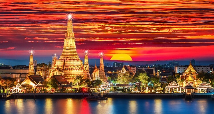 Auf Ihrer Singlereise werden Sie den maestetischen Wat Arun Tempel in Bangkok sehen