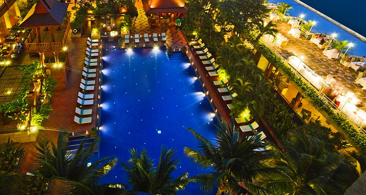 Am Pool des Ramada Hotels können Sie entspannen und den Single Urlaub genießen