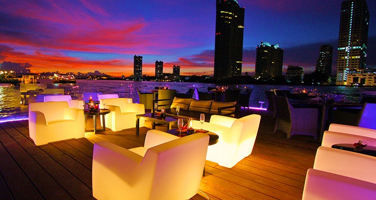Die Terrasse des Ramada Hotels in Bangkok hat einen einzigartigen Ausblick