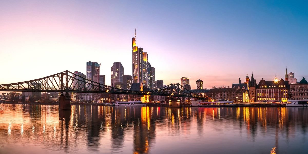Die Skyline von Frankfurt ist in abendlicher Dämmerung ein einzigartiges Erlebnis
