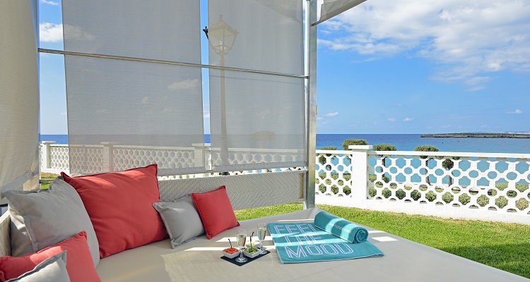 Mit Blickrichtung zum Meer sehen im Sol Beach Hotel große Betten zum Entspannen