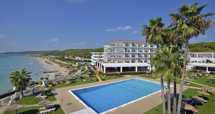Die Pool Ansicht des Sol Beach Hotels auf Menorca