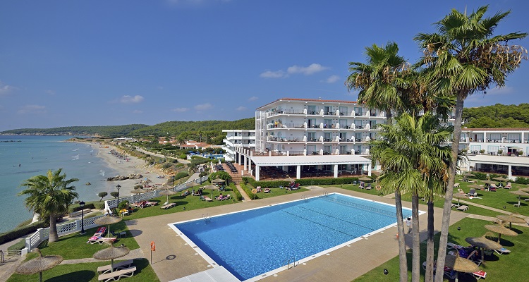 Die Pool Ansicht des Sol Beach Hotels auf Menorca