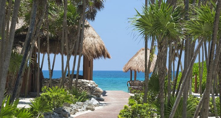 Der Weg zum Strand ist im Valentin Imperial Hotel in Mexiko sehr kurz