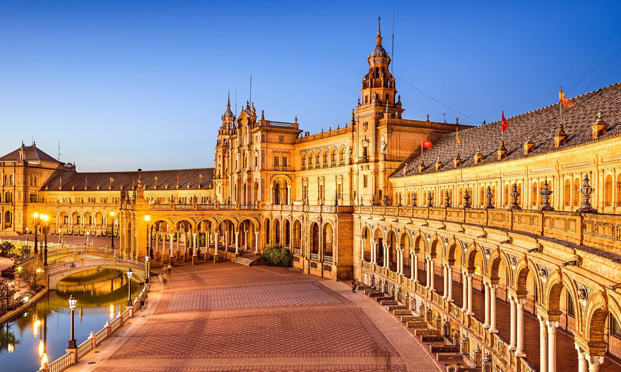 Plaze Espana in Sevilla in abendlicher Beleuchtung