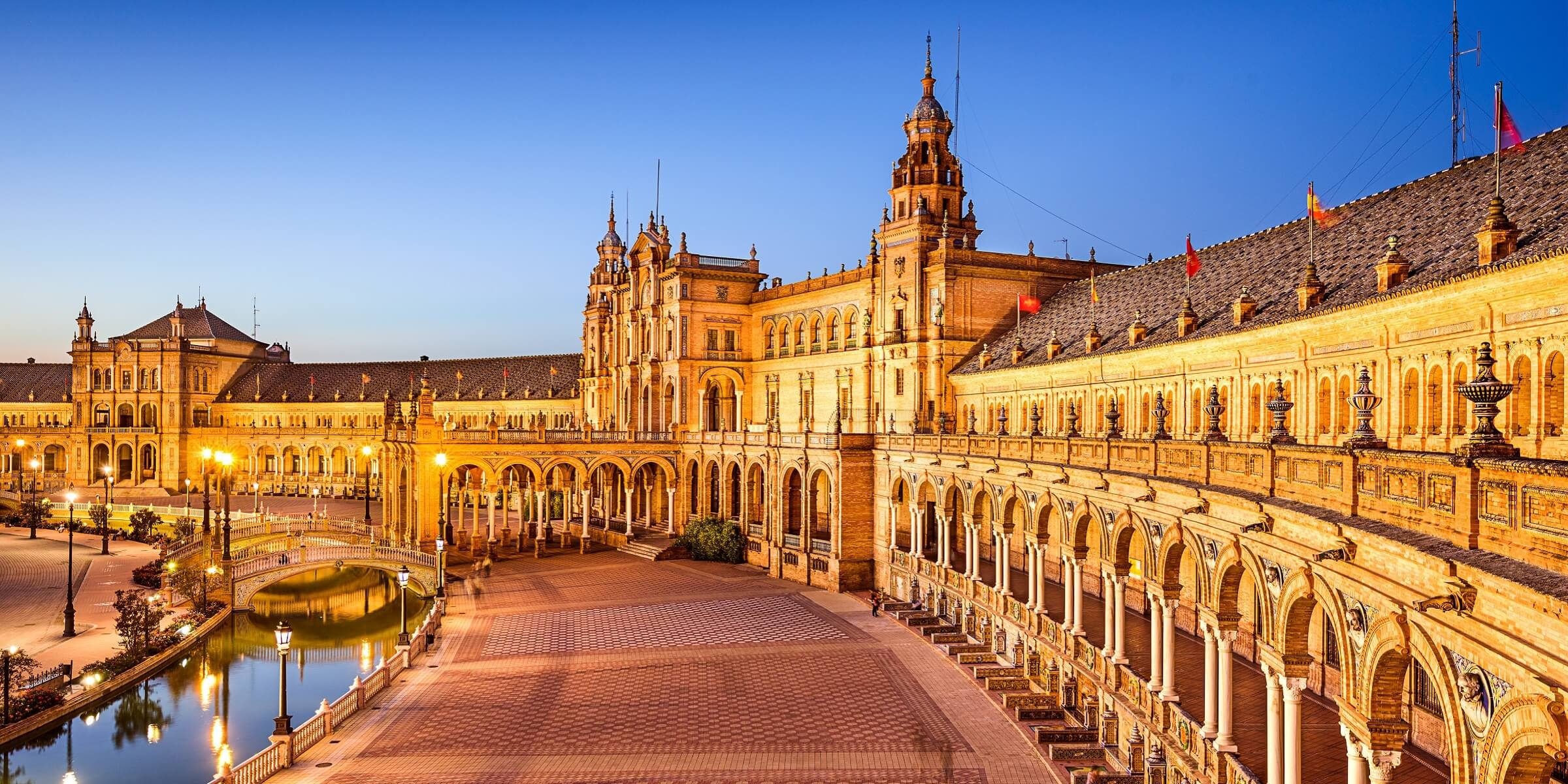 Plaze Espana in Sevilla in abendlicher Beleuchtung