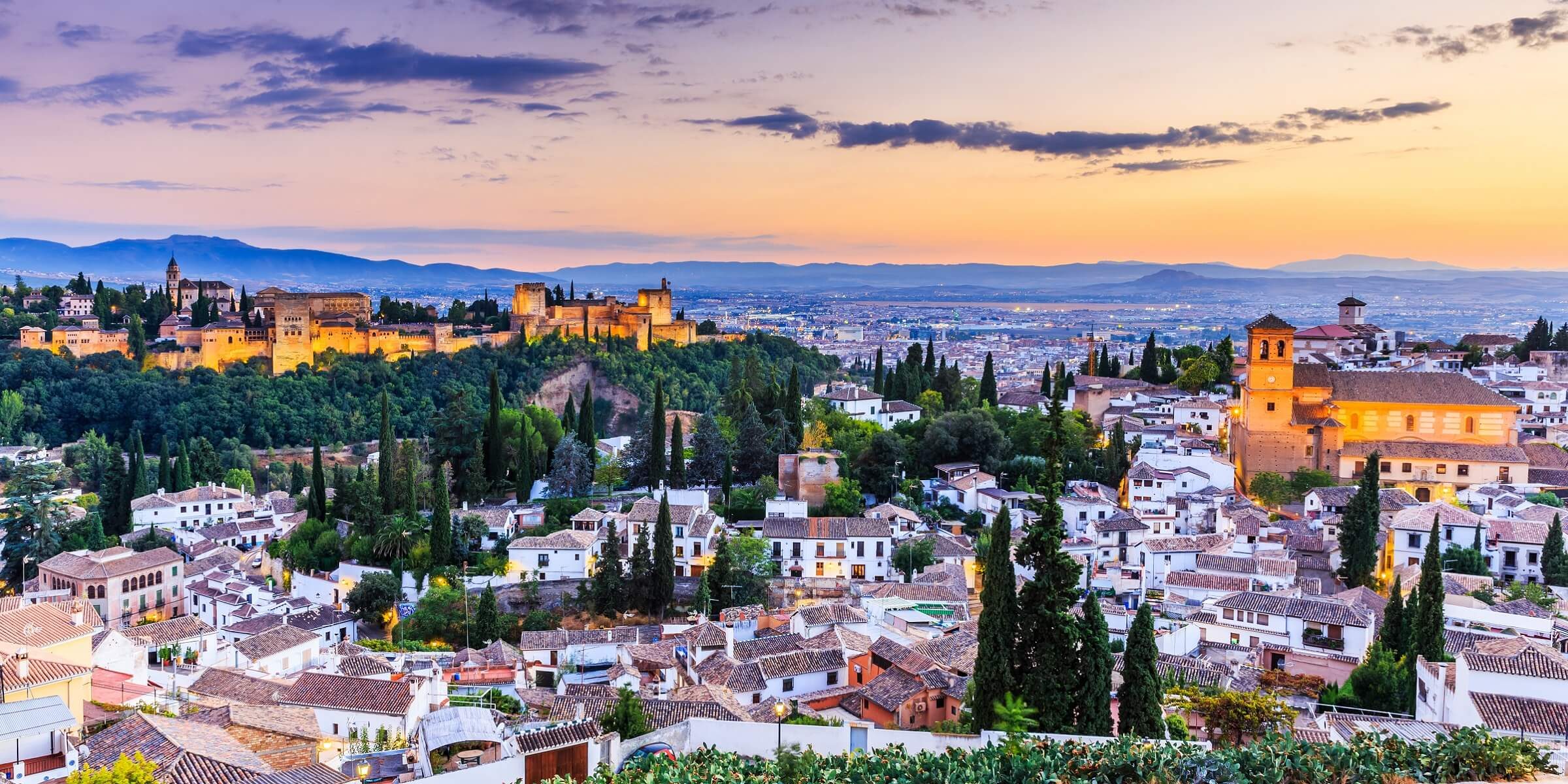 In Granada werden in Bars Tapas noch kostenlos zu Getränken gereicht. Dementsprechend findet das Leben besonders ab dem Nachmittag in den Bars und auf den Straßen davor statt.