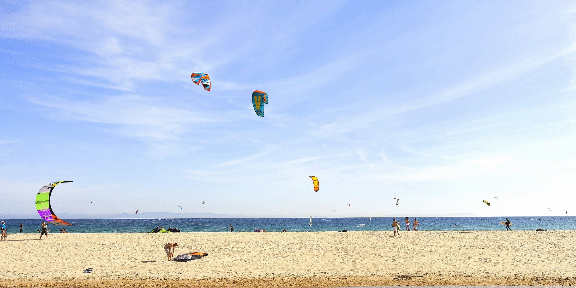 Kitesurfer an den kilometerlangen weißen Stränden in Andalusien