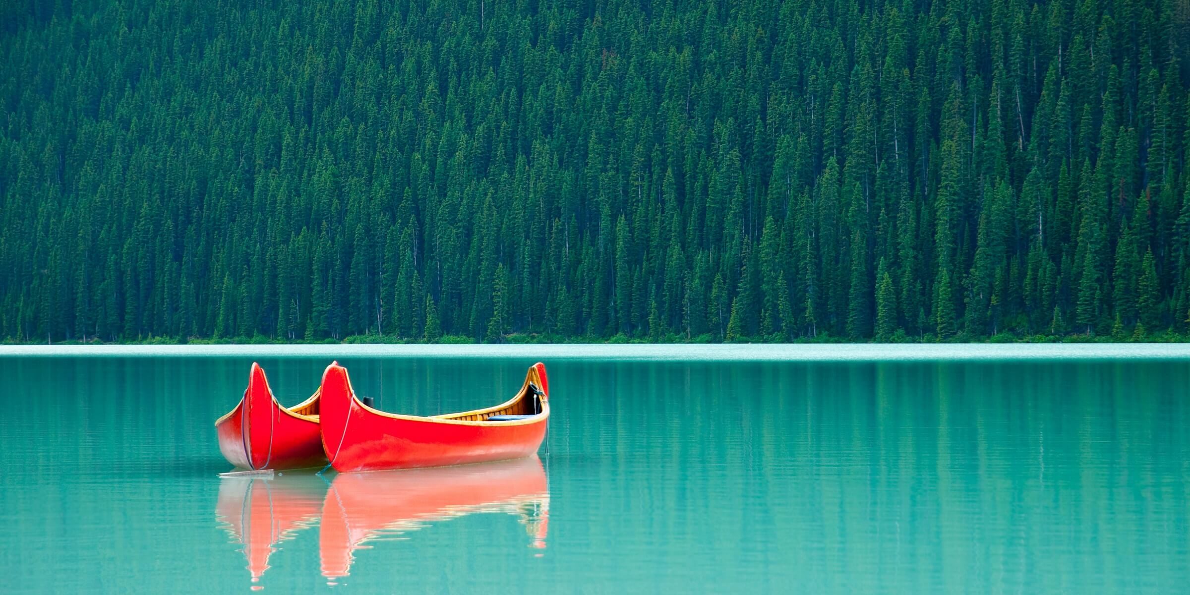 Zwei kleine Boote auf dem smaragdblauen Lake Louise in Kanada