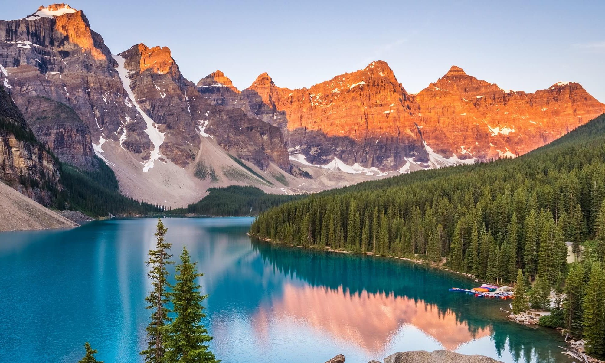 Sonnenaufgang am Lake Louise in Kanada