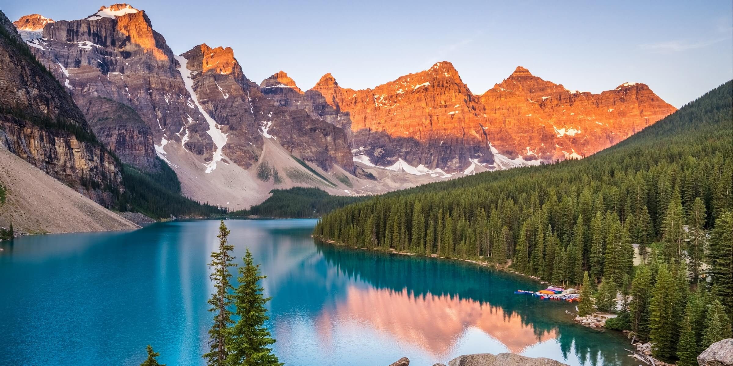 Sonnenaufgang am Lake Louise in Kanada