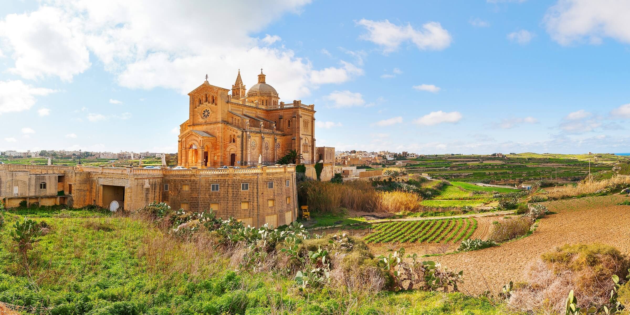 Auf der Insel Gozo gibt es Jahrtausend alte Ruinen die Hinweise auf die Besiedlung und Herrschaft durch Phönizier, Römer, Araber, Sizilianer, Franzosen und Briten geben.