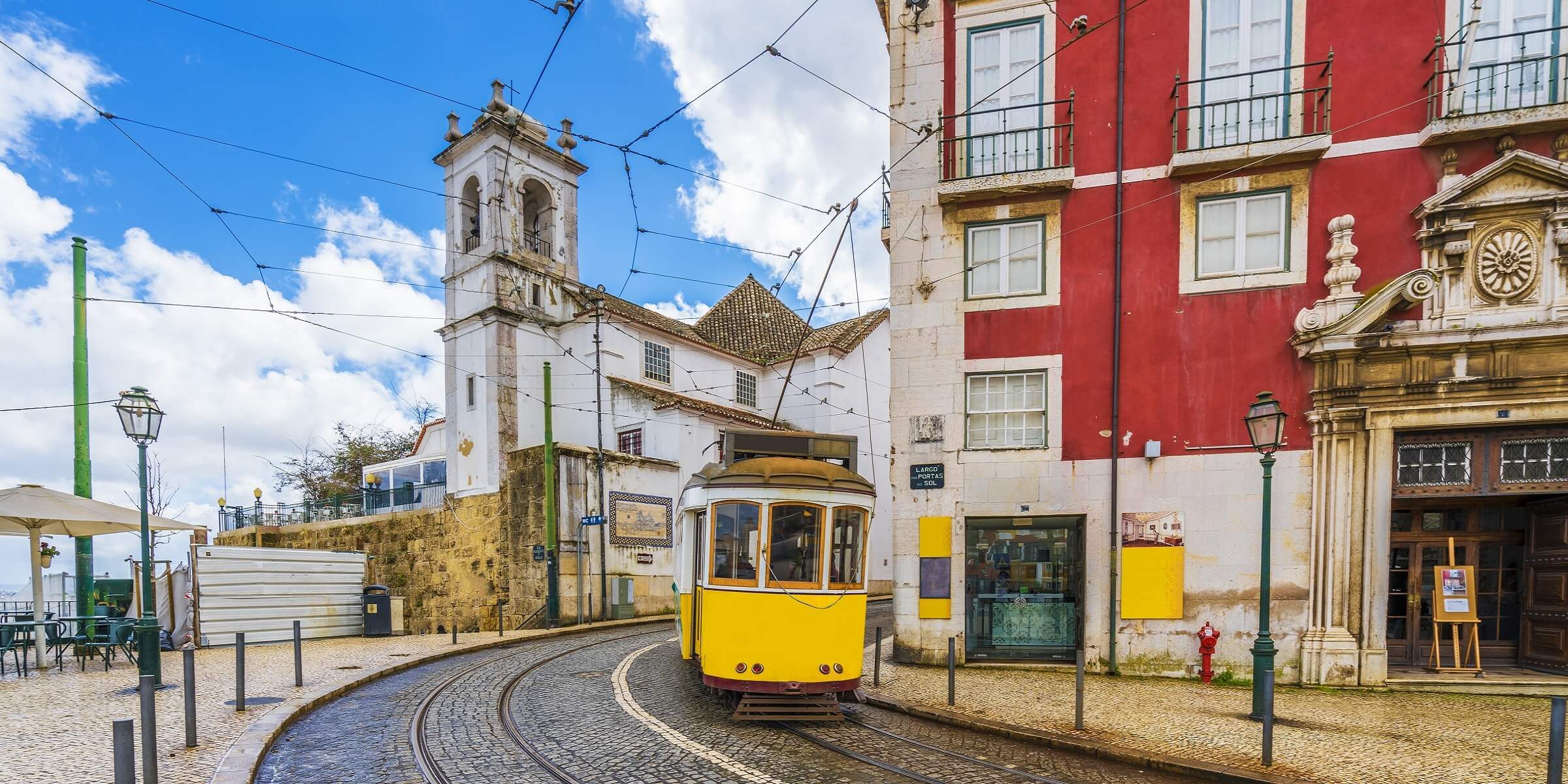 Mit der Straßenbahn in der Freizeit während Ihrem Single Urlaub Lissabon erkunden