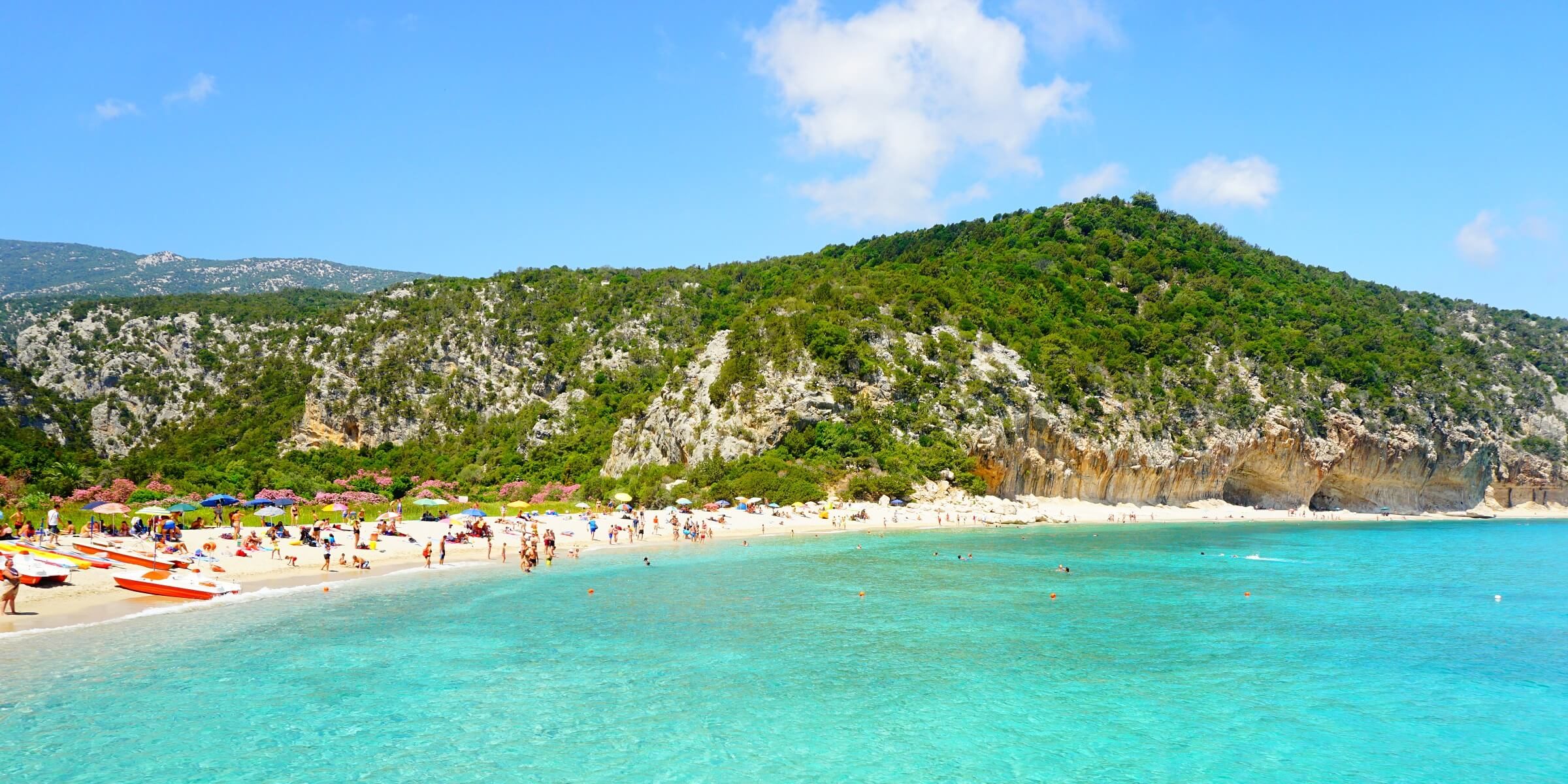 In den Badebuchten von Sardinien können Sie entspannen und das Erlebte Revue passieren lassen