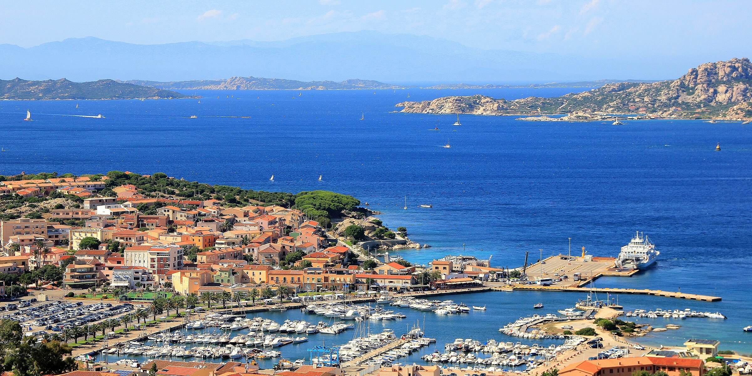 Der Hafen von Palau auf Sardinien