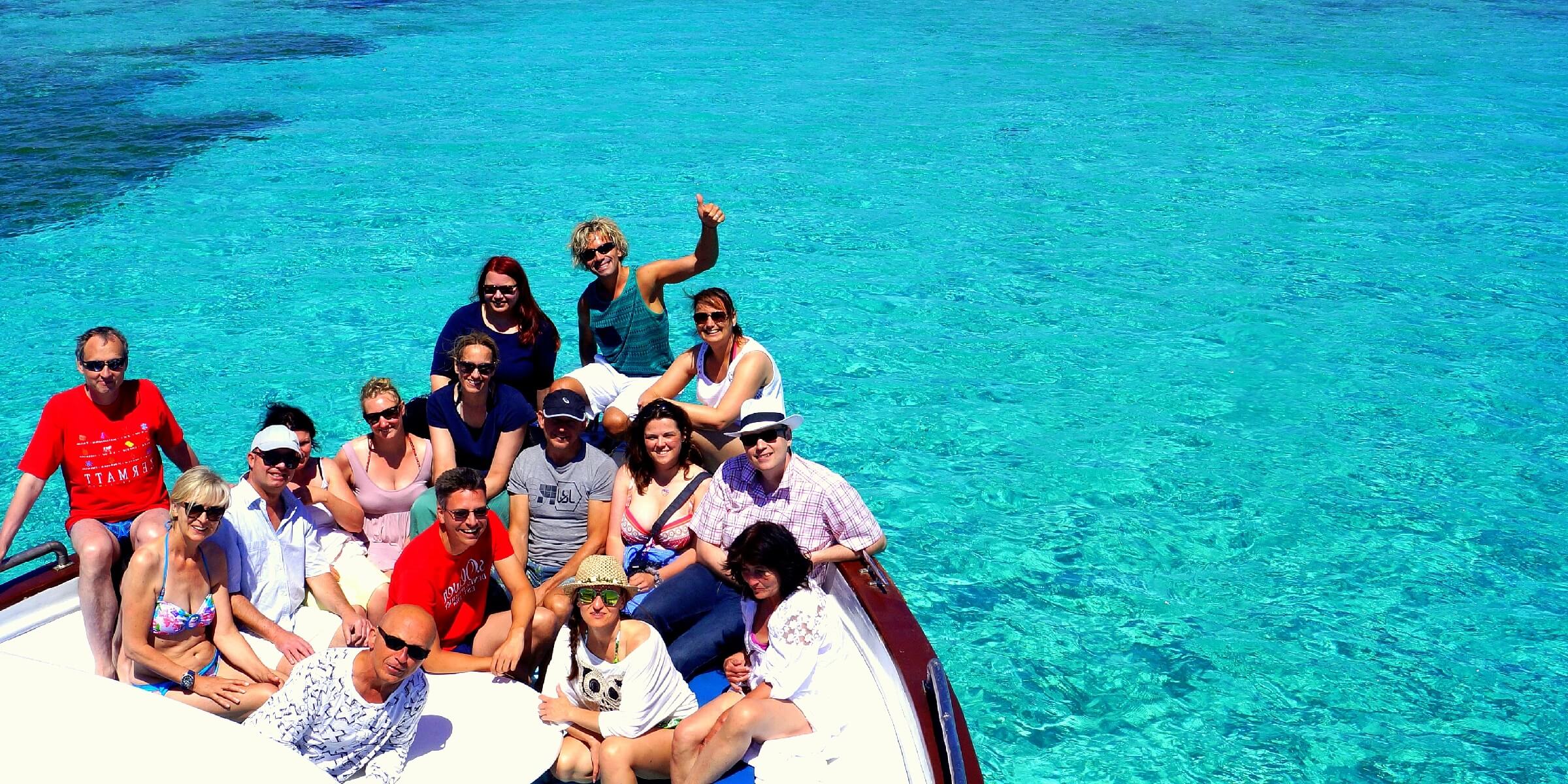 Die Reisegruppe beim Bootsausflug auf Sardinien