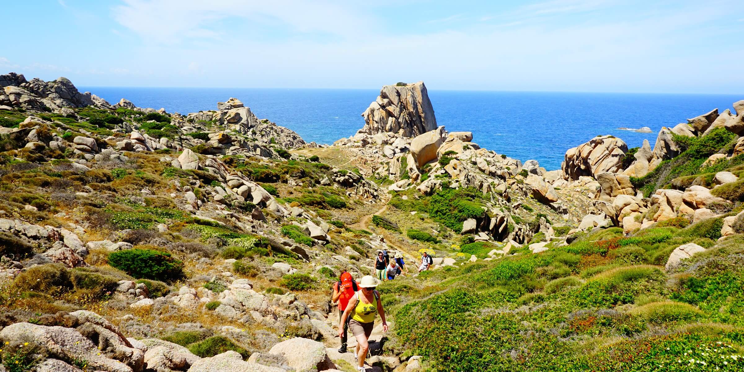 Auf Sardinien wandern Sie gemeinsam mit den anderen Singles an der Küste entlang