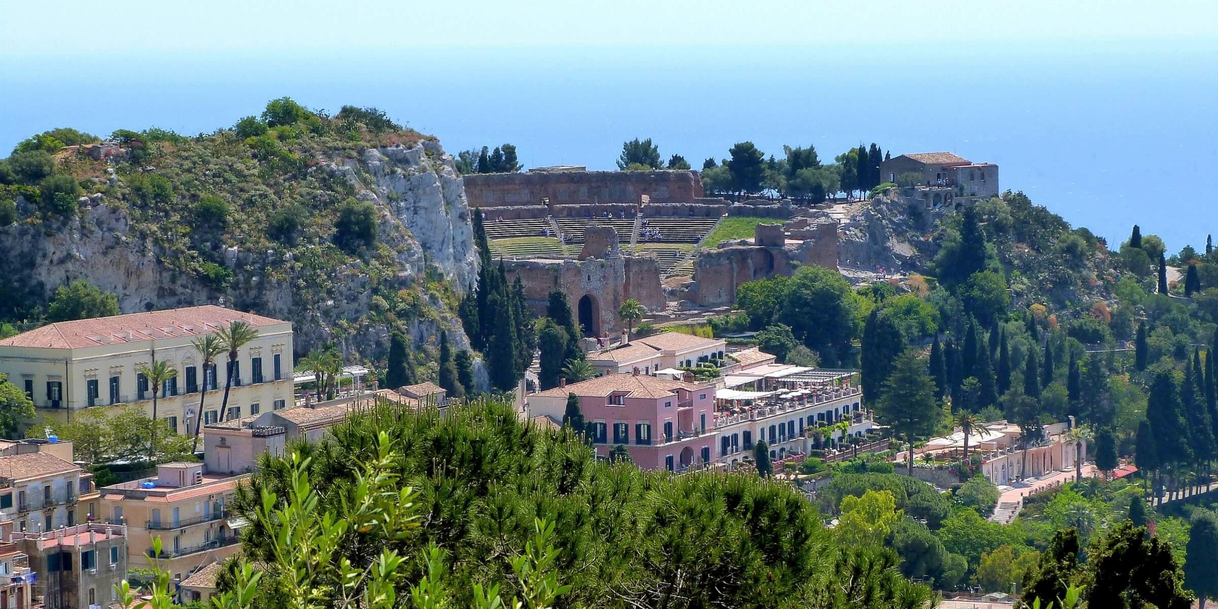 Der Blick vom Castelmola auf Taomina in Sizilien