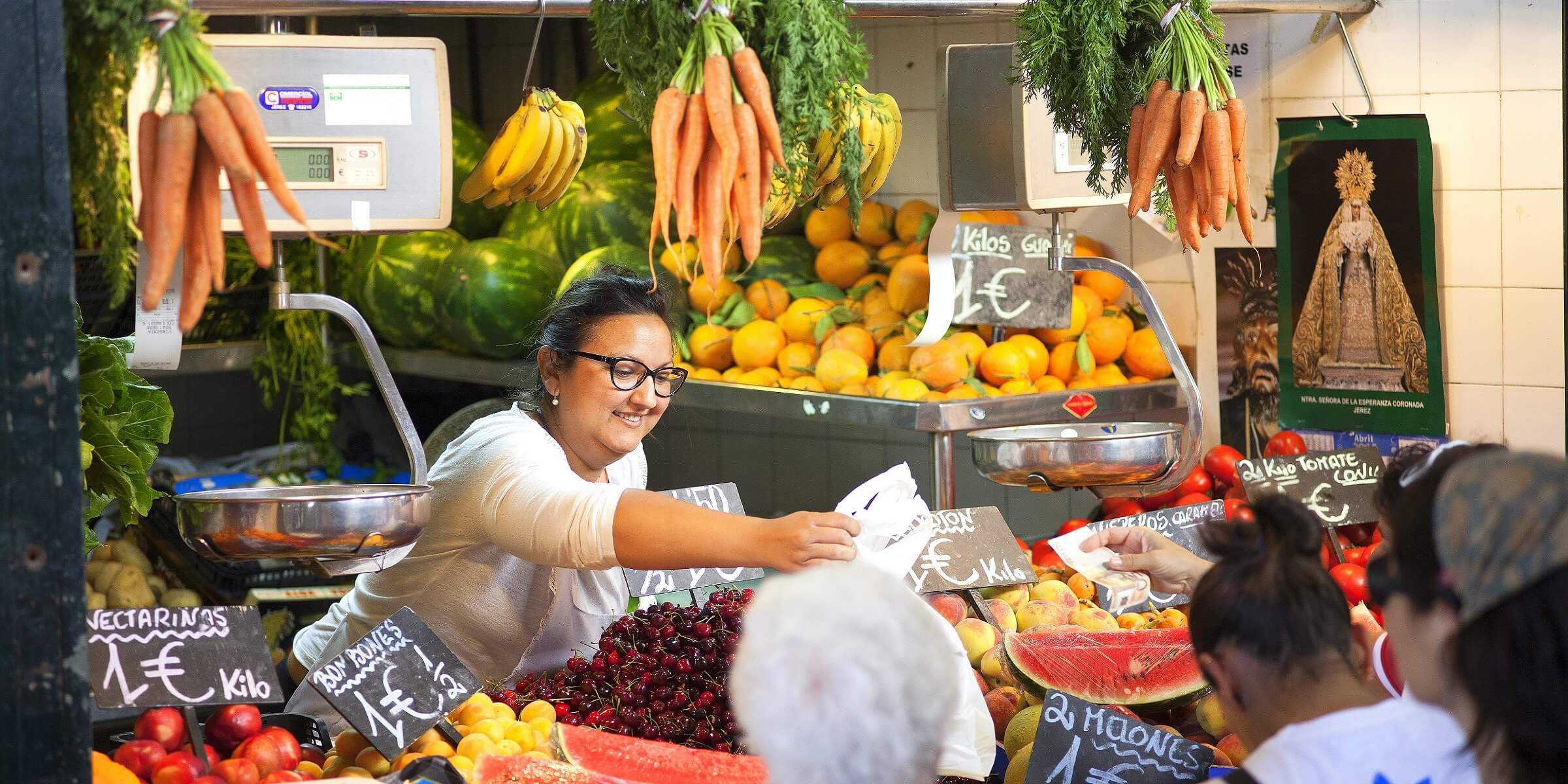 An jeder Ecke gibt es kleine Märkte bei denen man frisches Obst und Gemüse kaufen kann.