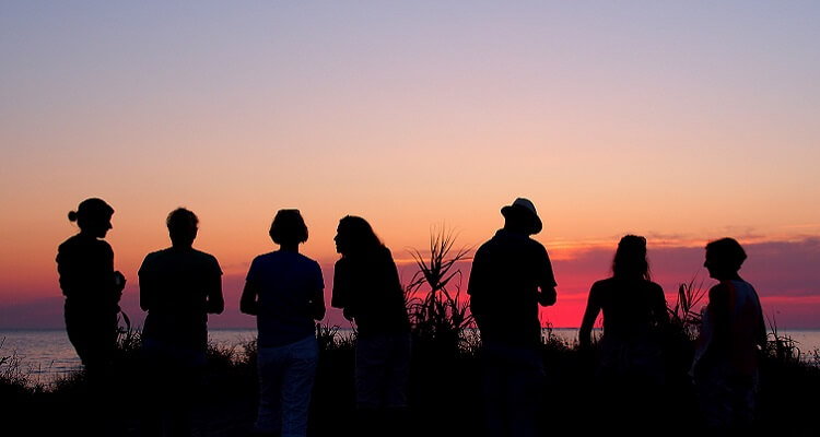 Singels bei Abenddämmerung am Strand in Andalusien