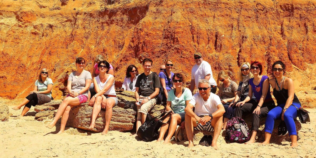 Die Singlereisen-Gruppe in Andalusien am Strand.