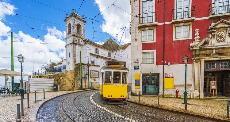 Mit der Straßenbahn in der Freizeit während Ihrem Single Urlaub Lissabon erkunden