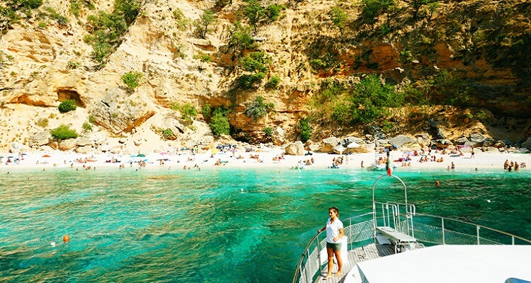 Auf Ihrer Singlereise machen Sie einen Bootsausflug zum Golf Osorei auf Sardinien